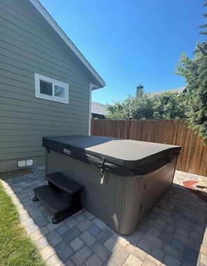 Terrace/patio - Light, bright & clean, studio guest suite with private entrance and hot tub! (Redmond)