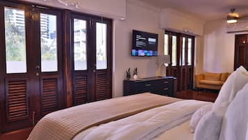 6 habitaciones, escritorio y tabla de planchar con plancha