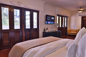 6 chambres, bureau, fer et planche à repasser, lit parapluie