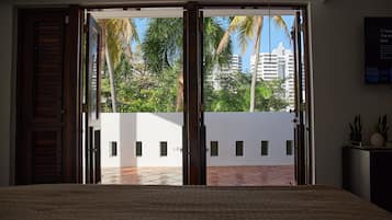 6 habitaciones, escritorio y tabla de planchar con plancha