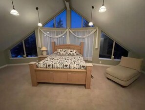 5 bedrooms, desk, WiFi, bed sheets