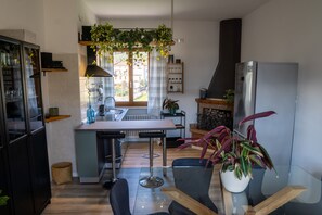 Kühlschrank, Mikrowelle, Herdplatte, Geschirrspüler