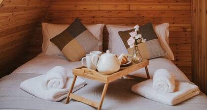 Buttercup - Glamping Pod with Hot Tub Sleeping 4, Pet Friendly