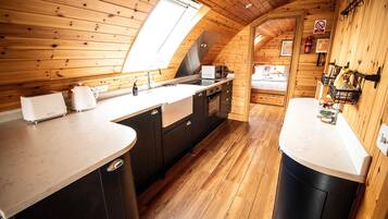 Geladeira, micro-ondas, lava-louças, cadeirão de bebê