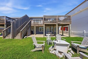 Outdoor dining - Hazels Castle Huge 2 in 1 Oceanfront House near  Pier (North Myrtle Beach)