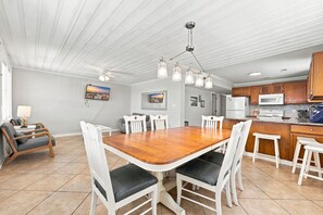 Dining - Hazels Castle Huge 2 in 1 Oceanfront House near  Pier (North Myrtle Beach)