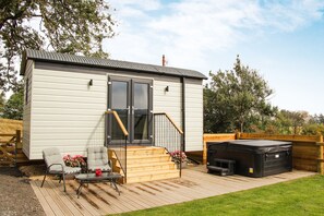 Terrace/patio - Cwm Cariad  -  Shepherds Hut with Hot Tub Sleeping 2 guests, Pet Friendly (Knighton)