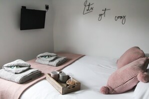 1 bedroom, free WiFi, bed sheets - Cwm Heulog -  Cabin with Hot Tub Sleeping 4, Pet Friendly (Knighton)