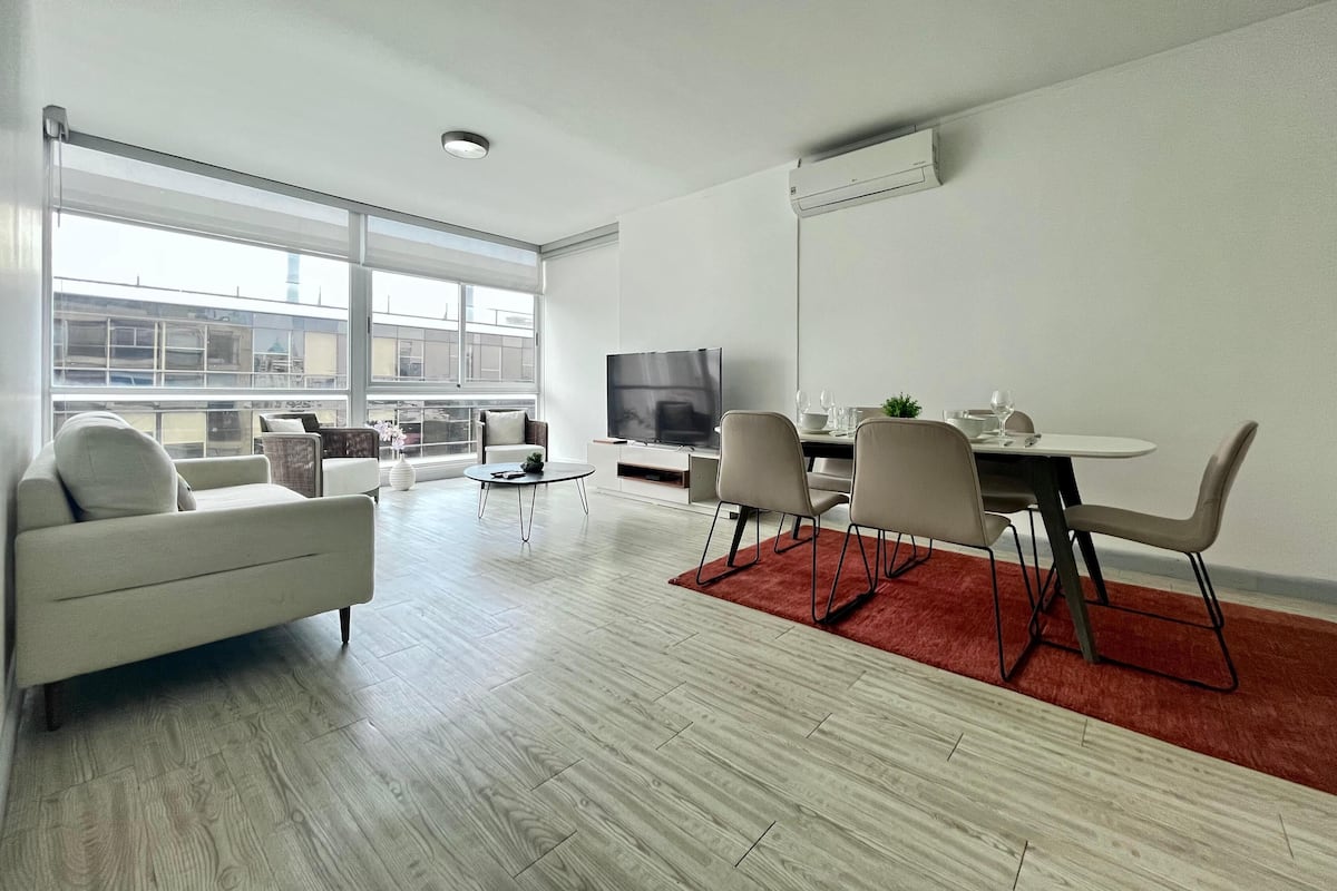 Appartement, 2 slaapkamers (18B) | Woonruimte | Een 32-inch smart-tv met digitale zenders en een televisie