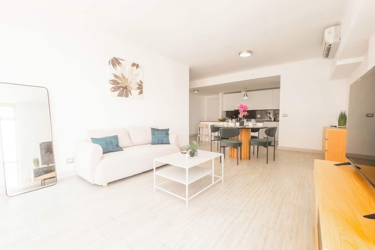 Appartement, 2 slaapkamers (10C) | Woonruimte | Een 32-inch smart-tv met digitale zenders en een televisie