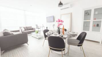 Apartamento, 2 quartos (17B) | Área de estar | Smart TV 32 polegadas com canais digitais, TV