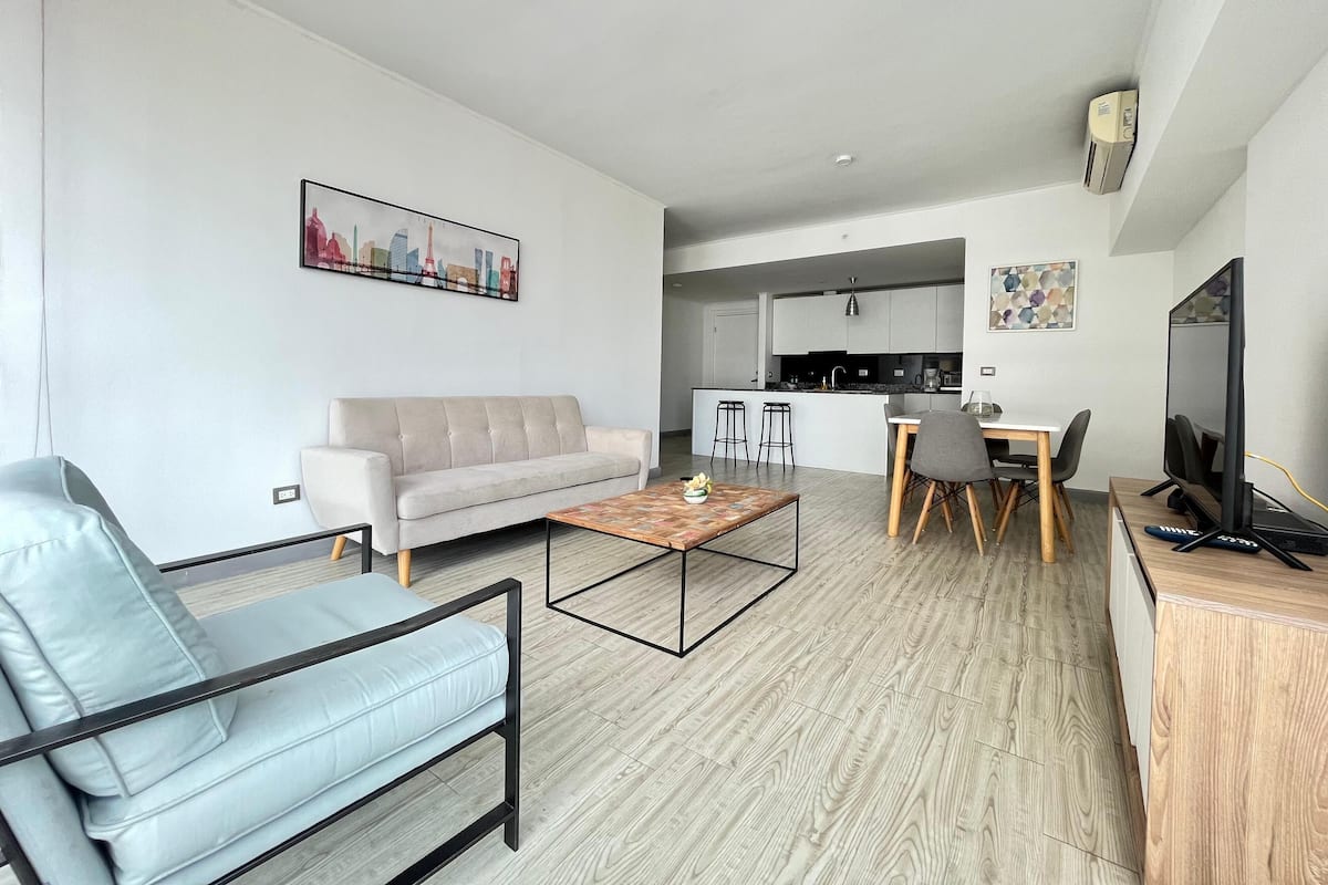 Appartement, 2 slaapkamers (9C) | Woonruimte | Een 32-inch smart-tv met digitale zenders en een televisie