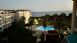 Outdoor pool - 5 minutes to the beach, renovated apartment with great sea view and parking (Antibes)