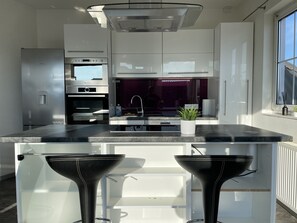 雪櫃、微波爐、焗爐、爐具