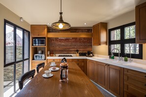 Luxury House | Private kitchen | Full-sized fridge, microwave, espresso maker, coffee/tea maker - Panorama de la Parroquia (San Miguel de Allende)
