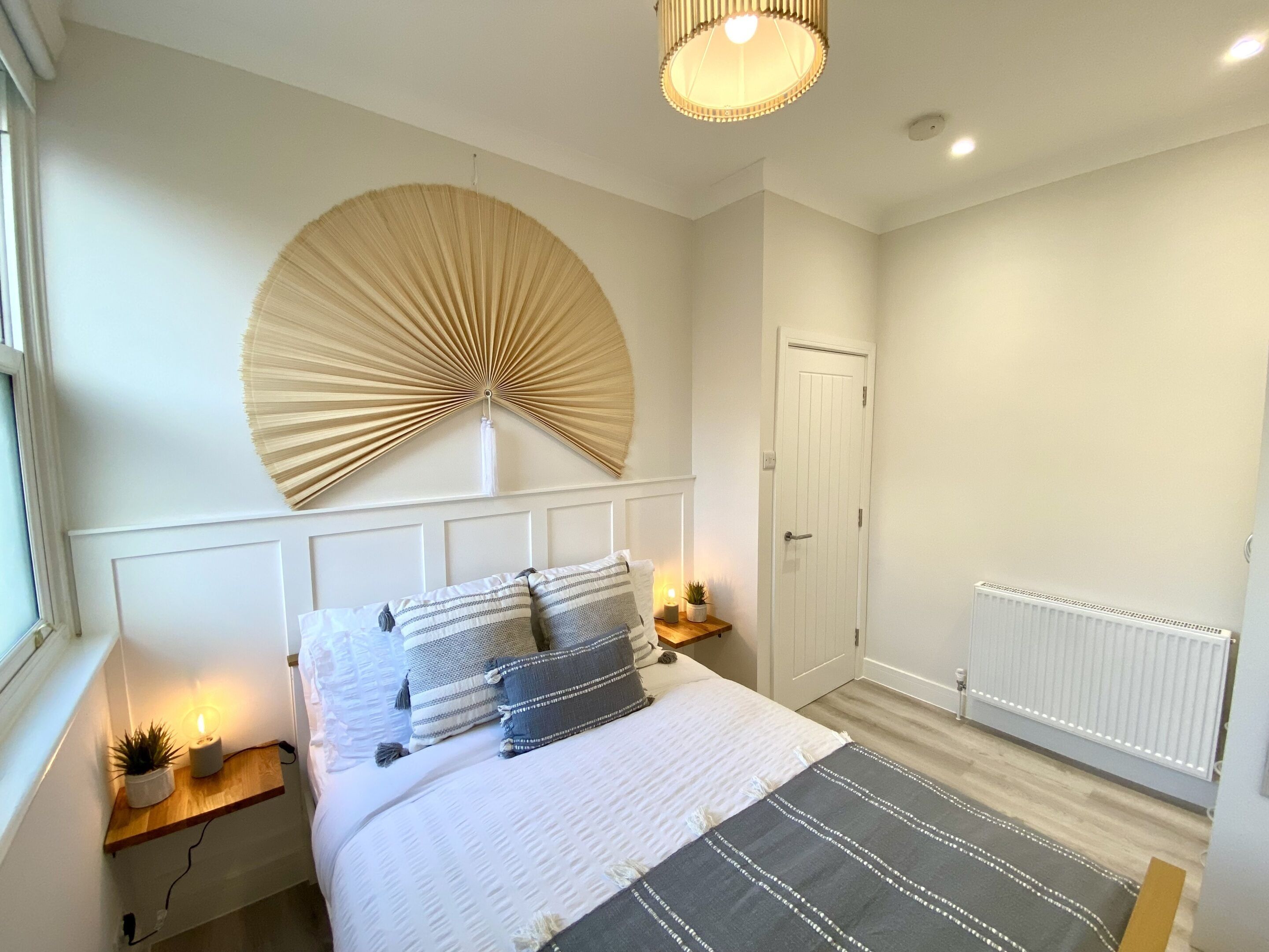 2 bedrooms, desk, iron/ironing board, bed sheets