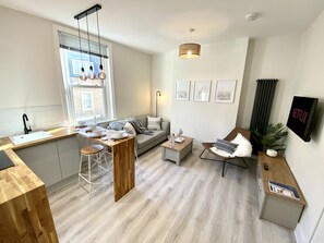 TV - Stunning Beach Themed 2 Bed Apartment (Bournemouth)