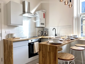 Wasserkocher mit Kaffee-/Teezubehör, Kühlschrank, Mikrowelle, Ofen
