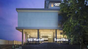 Un moderno edificio de hotel con una entrada destacada y señalización.