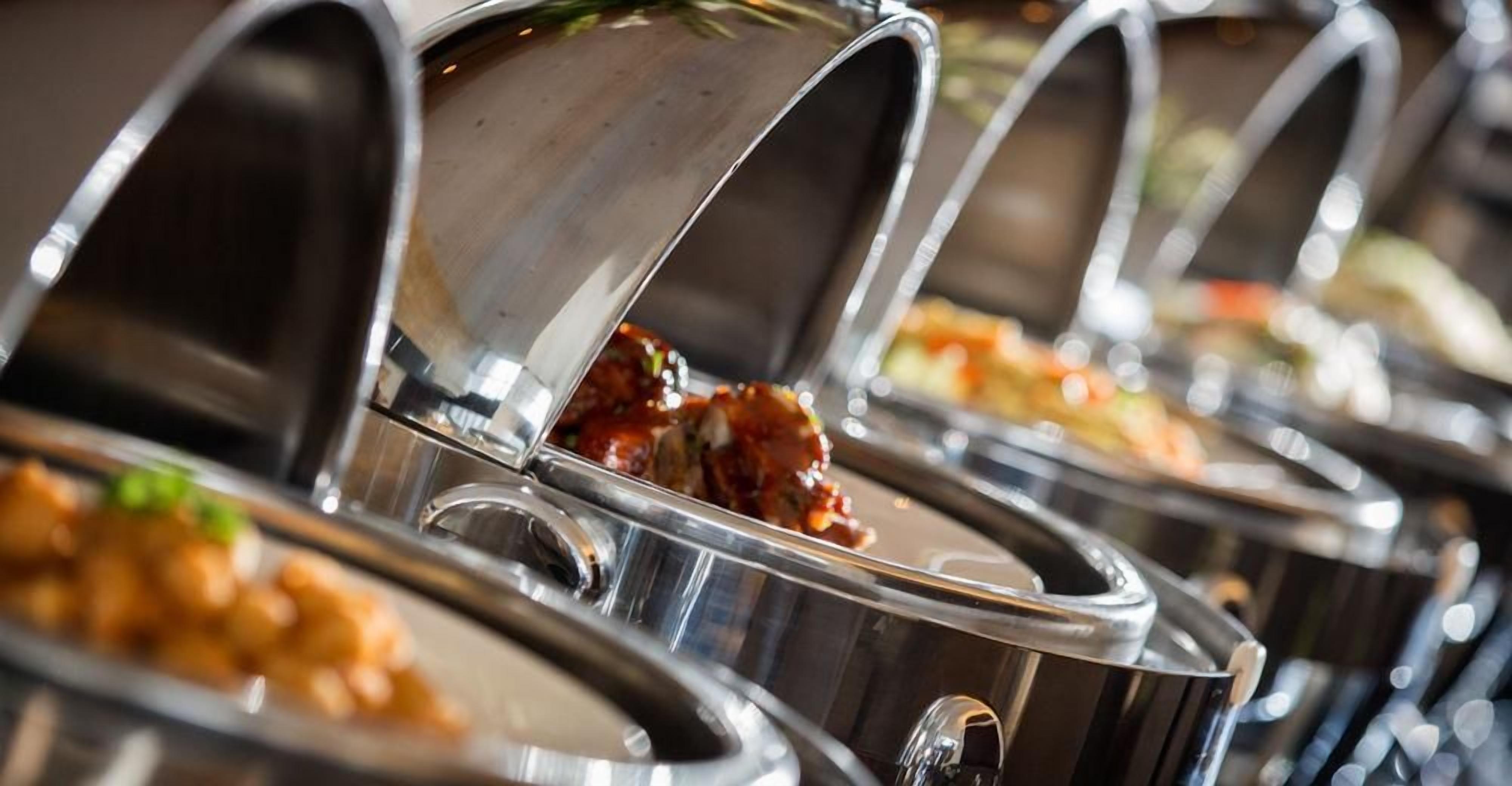 Een buffet met verschillende roestvrijstalen buffetbakken.