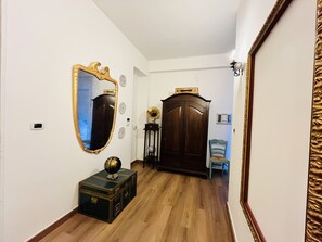 En 36-tommers LED-TV med digitale kanaler samt TV og printere