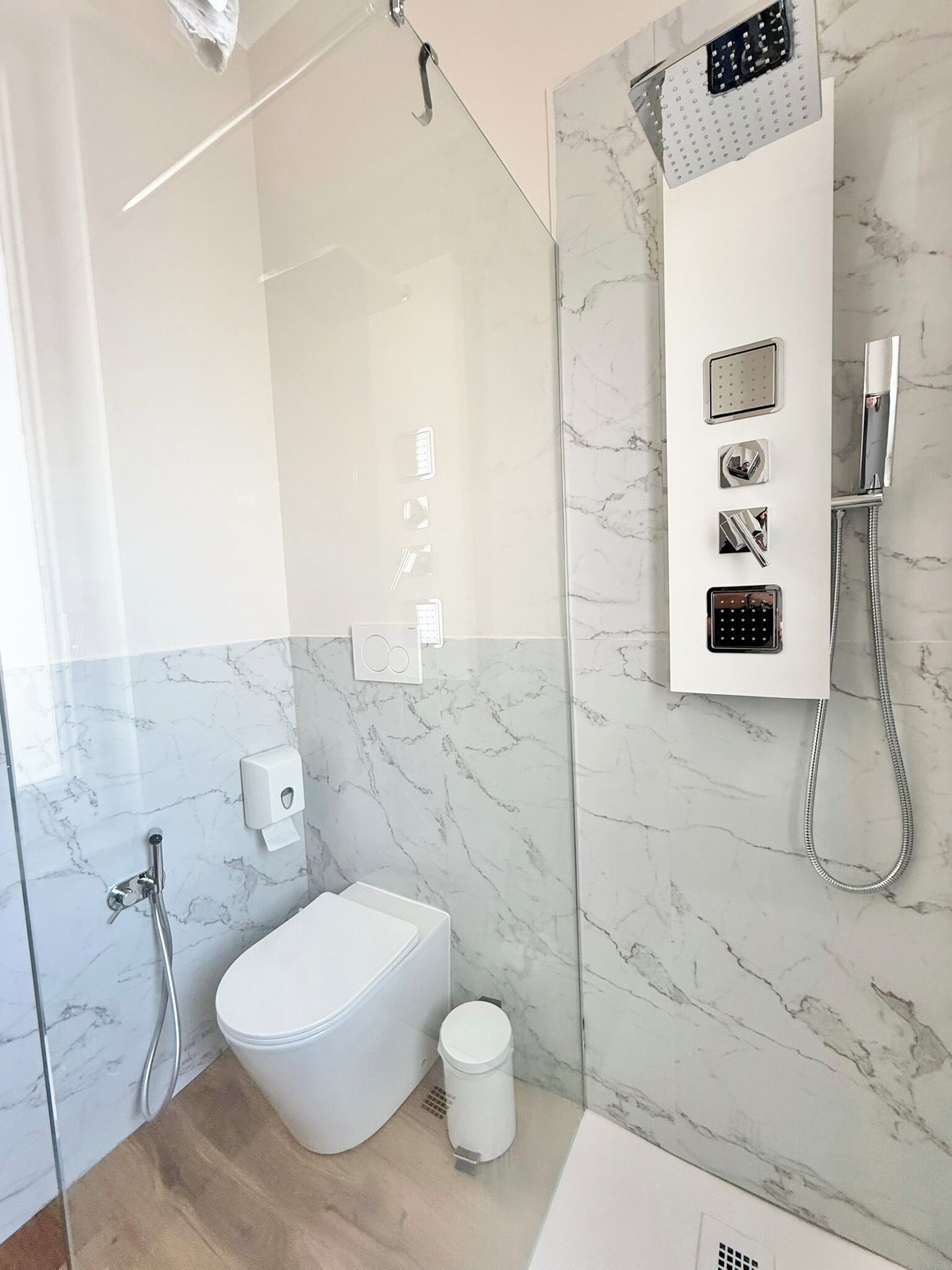 Habitación Confort con 1 cama doble o 2 individuales | Baño | Ducha, cabezal de ducha con hidromasaje, secador de pelo y zapatillas