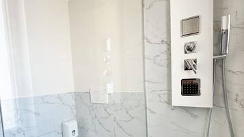 Habitación Confort con 1 cama doble o 2 individuales | Baño | Ducha, cabezal de ducha con hidromasaje, secador de pelo y zapatillas