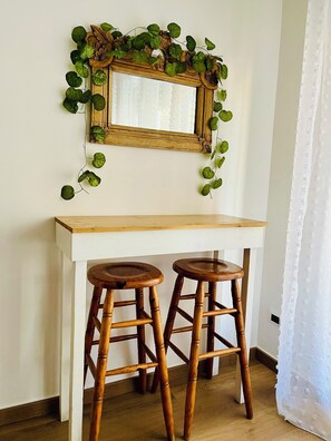 En 36-tommers LED-TV med digitale kanaler samt TV og printere