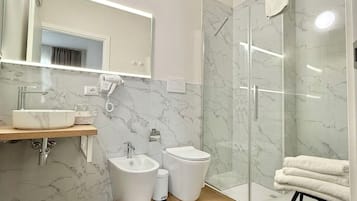 Kamar Double Kota, pemandangan halaman | Kamar mandi | Shower, shower pijat air, pengering rambut, dan sandal