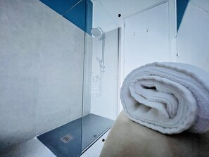 Classic-Doppel- oder -Zweibettzimmer | Badezimmer | Dusche, Hydromassagedusche, Haartrockner, Hausschuhe