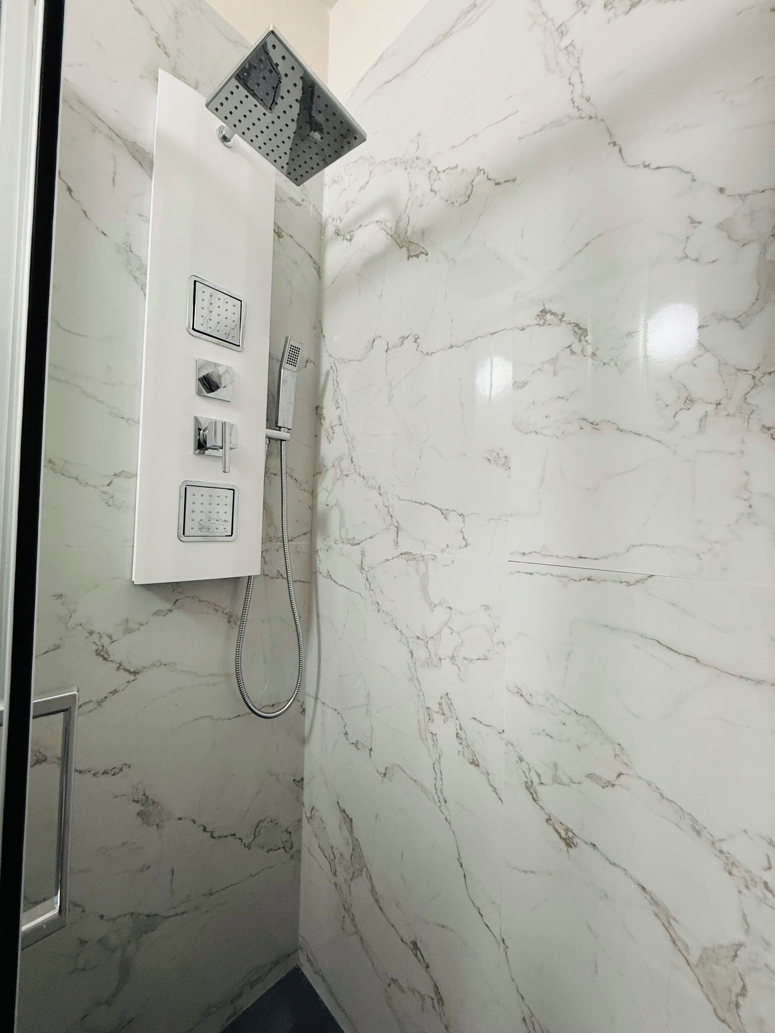Comfort kamer | Badkamer | Een douche, een hydromassagedouche, een haardroger, pantoffels