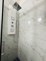 Camera Comfort | Bagno | Doccia, doccia idromassaggio, asciugacapelli, pantofole