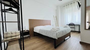 Phòng đôi | Bàn, phòng cách âm, bàn ủi/dụng cụ ủi quần áo