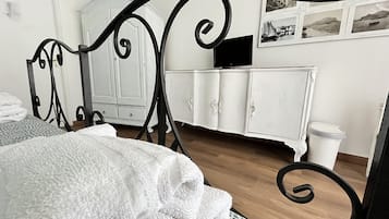 Escritorio, sistema de insonorización y tabla de planchar con plancha
