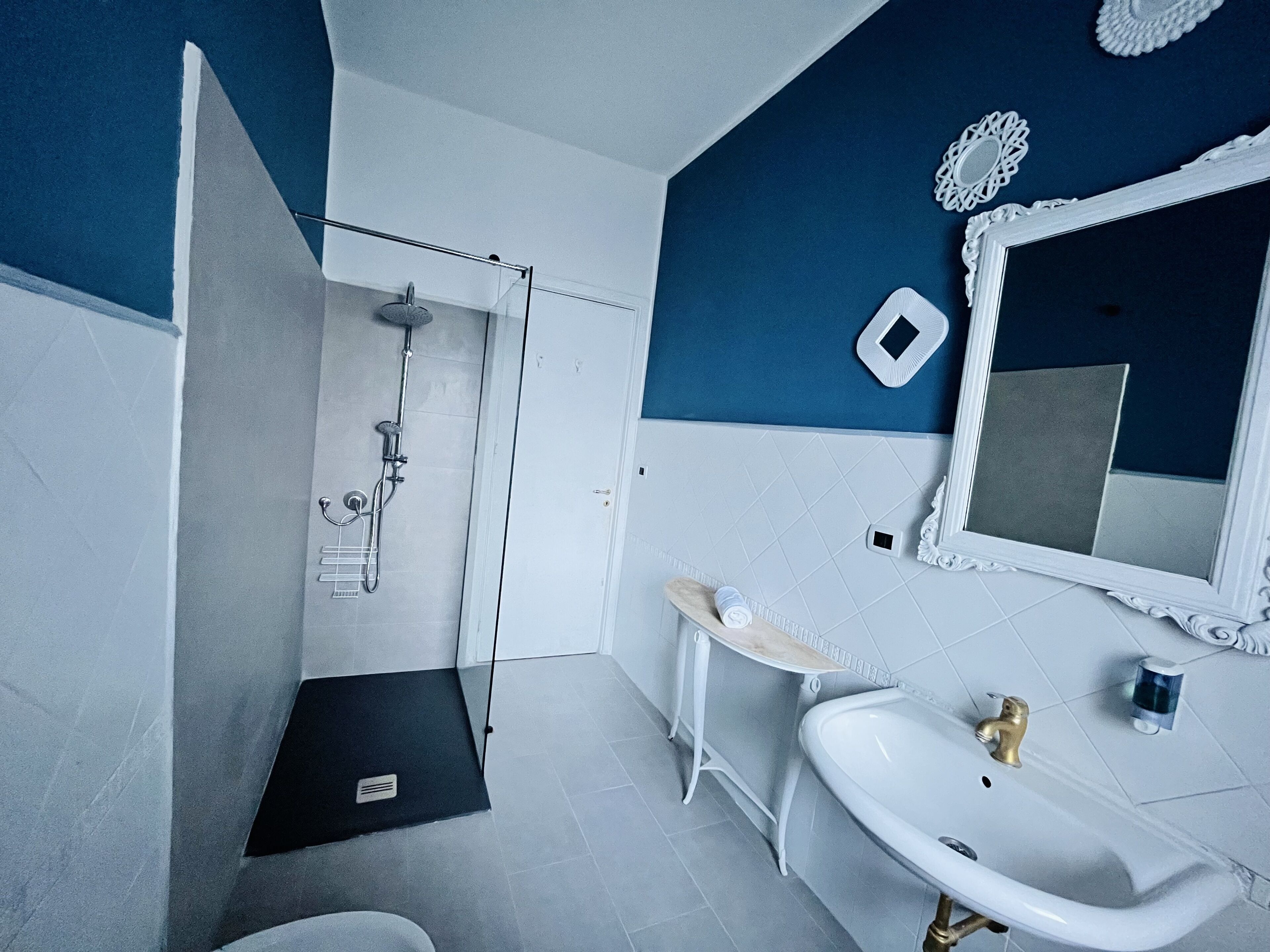 Classic Double or Twin Room | Bathroom | Free toiletries, hair dryer, slippers, towels