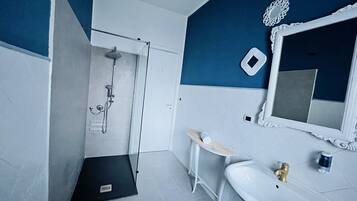 Phòng đôi hoặc 2 giường đơn phong cách cổ điển | Phòng tắm | Đồ dùng nhà tắm miễn phí, máy sấy tóc, dép đi trong nhà