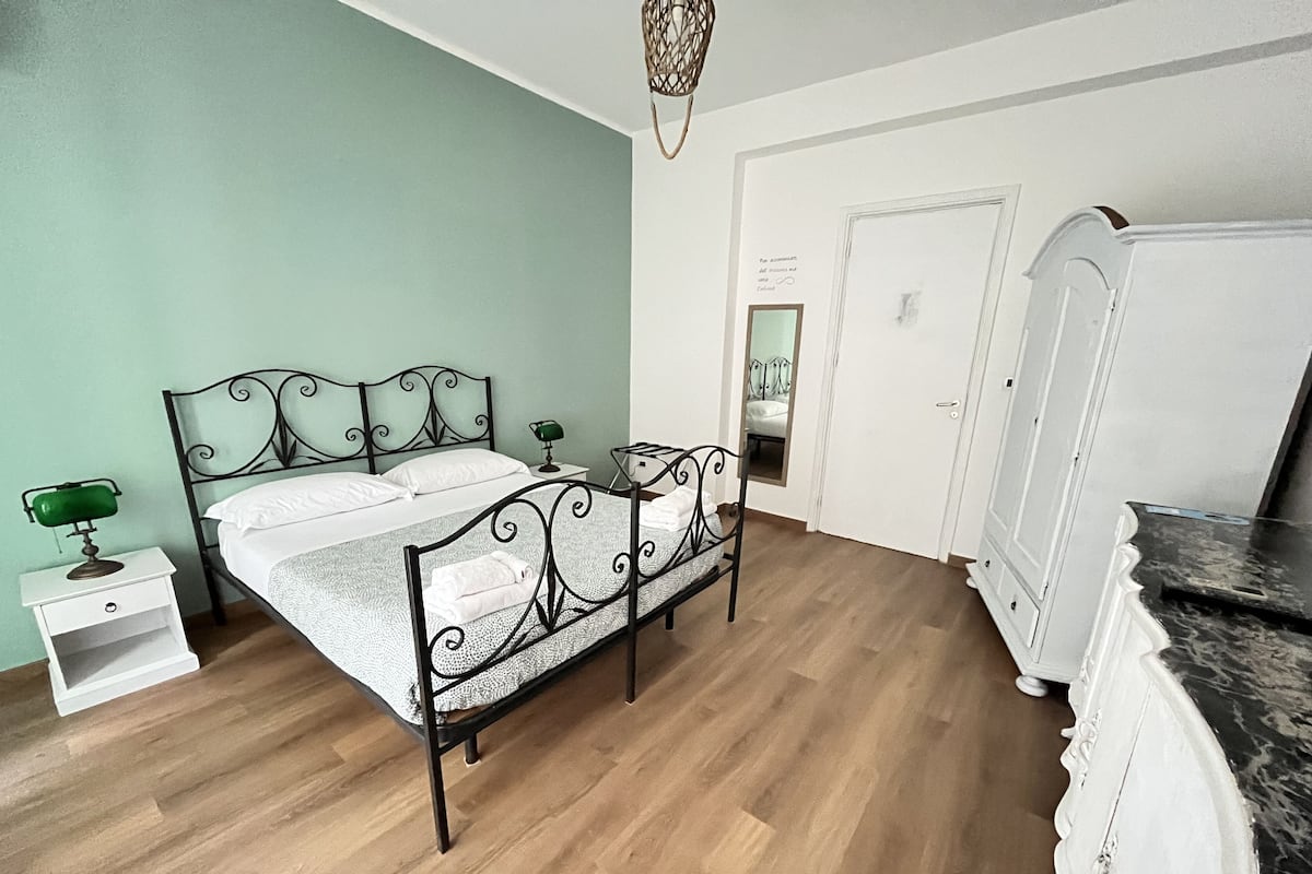 Deluxe Room | Desk, soundproofing, iron/ironing board, free WiFi