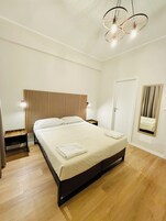 Camera Classic con letto matrimoniale o 2 letti singoli | Una scrivania, insonorizzazione, ferro/asse da stiro, Wi-Fi gratuito