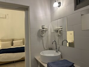 Shower, hair dryer, towels, soap - Chateau Akko - Amazing Terrace w/view to the sea (Acre)