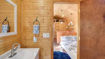 Kostenlose Toilettenartikel, Haartrockner, Handtücher