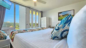 Escritorio, tabla de planchar con plancha, wifi gratis y ropa de cama