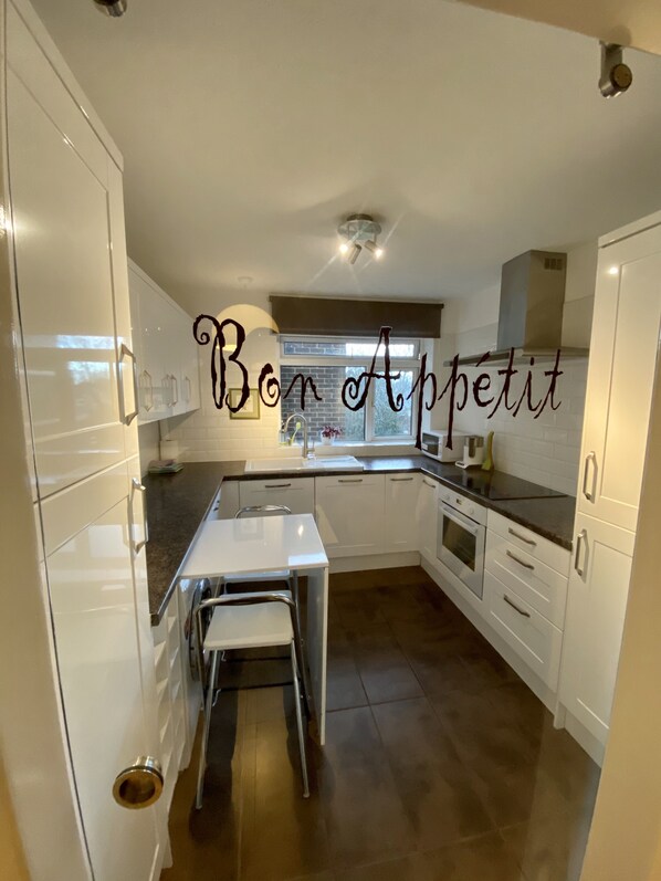 Fridge, microwave, oven, stovetop - Luxurious Living in the Heart of Bromley (Bromley)