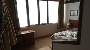 1 Schlafzimmer, Schreibtisch, WLAN, Bettwäsche
