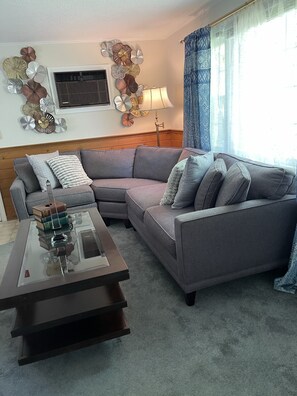 Smart TV, ping pong, books - Cozy Family-Friendly CAPE COD Escape with King bed and Beach Pass (Barnstable)