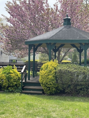 Property grounds - Cozy Family-Friendly CAPE COD Escape with King bed and Beach Pass (Barnstable)