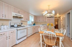 Fridge, microwave, oven, stovetop - Cozy Family-Friendly CAPE COD Escape with King bed and Beach Pass (Barnstable)
