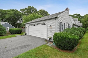 Exterior - Cozy Family-Friendly CAPE COD Escape with King bed and Beach Pass (Barnstable)