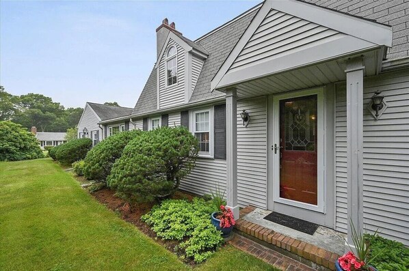 Exterior detail - Cozy Family-Friendly CAPE COD Escape with King bed and Beach Pass (Barnstable)