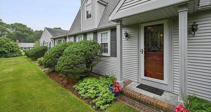 Cozy Family-Friendly CAPE COD Escape with King bed and Beach Pass