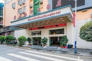 Un hôtel avec une enseigne indiquant « ShengShengHongBangHotel ».